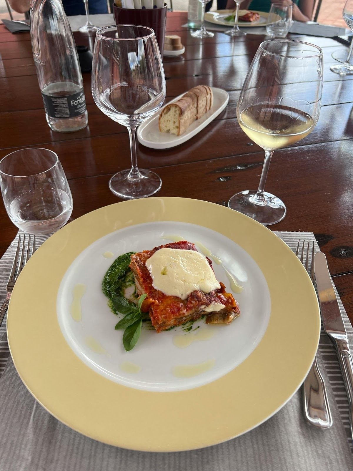 Lasagna plate with white wine and bread slices